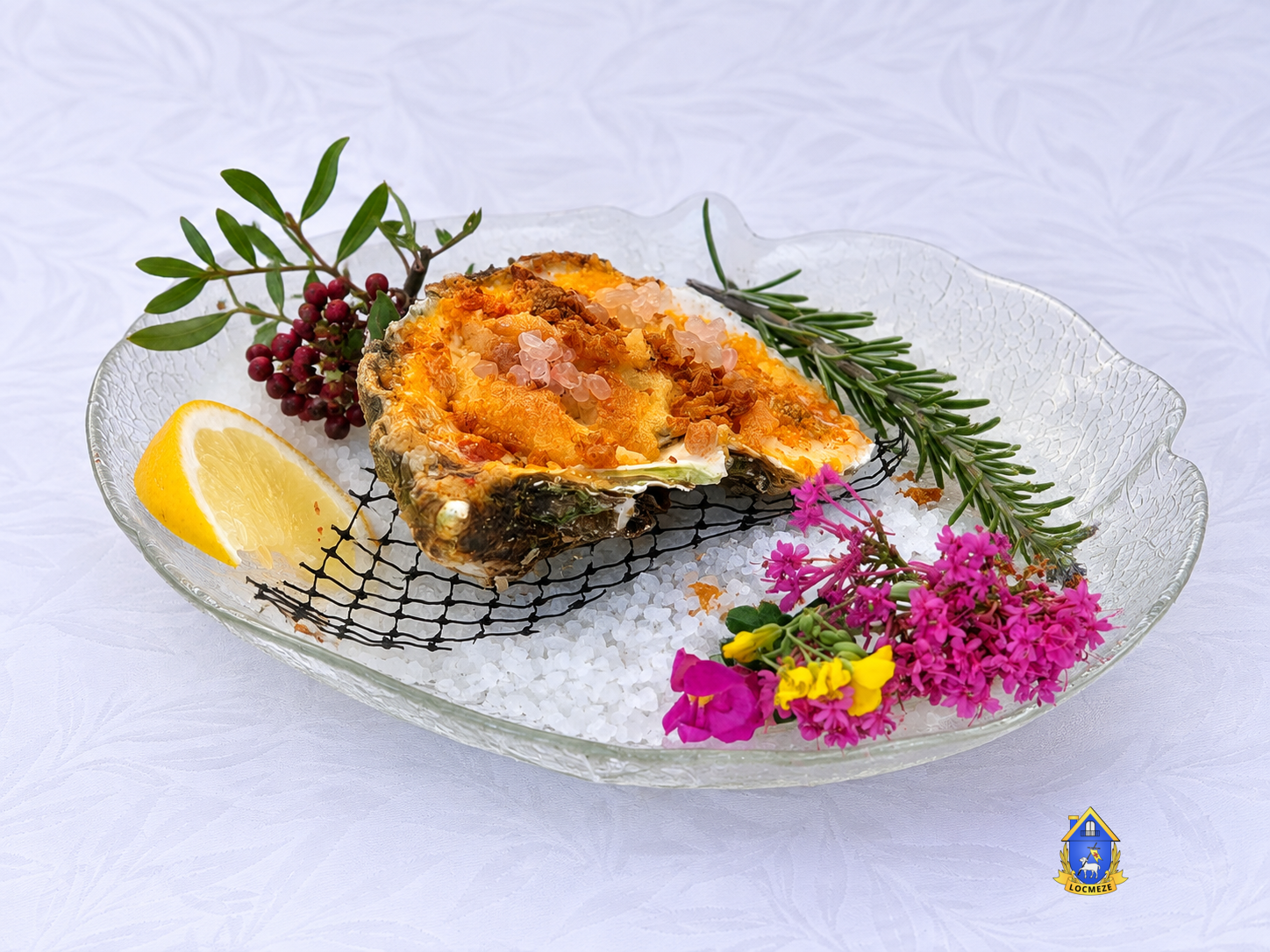 Huître gratinée accompagnée de fleurs et de citron au Mondial de l’Huître à Mèze
