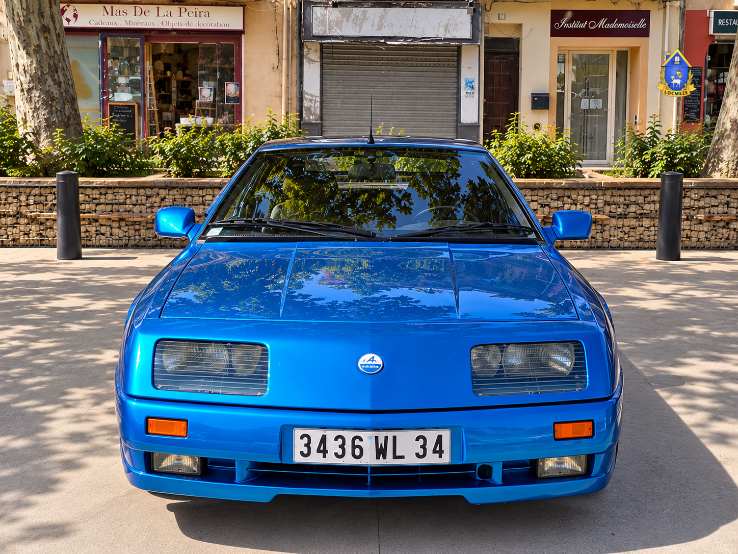 Alpine GTA bleue exposée lors des Journées du patrimoine à Mèze