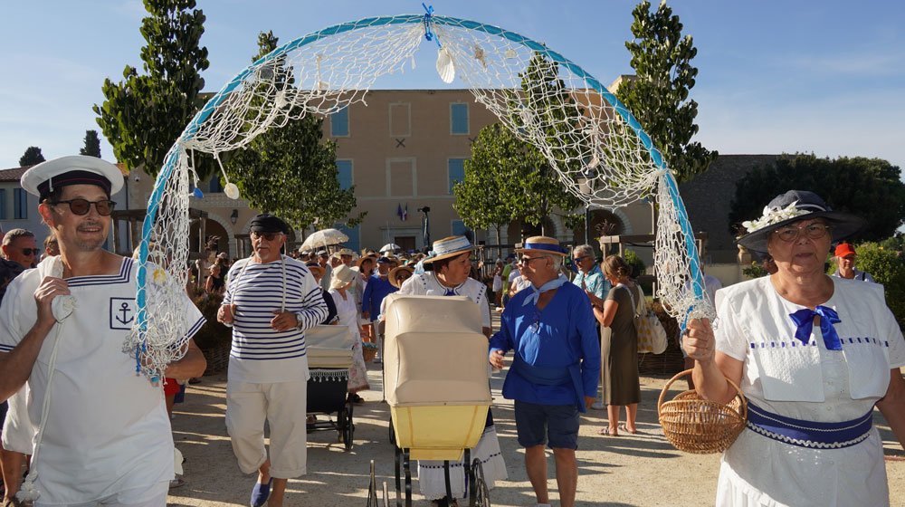 Défilé du Bouletchou à Mèze avec les participants en costumes traditionnels