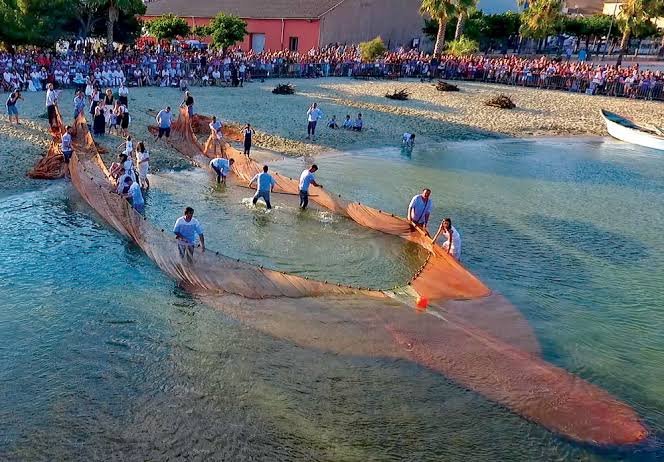 Pêche traditionnelle au Bouletchou à la Plagette de Mèze devant le public