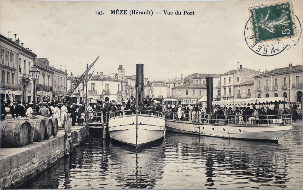 Carte postale ancienne du port de Mèze montrant deux bateaux à vapeur, des voyageurs et une foule sur les quais.