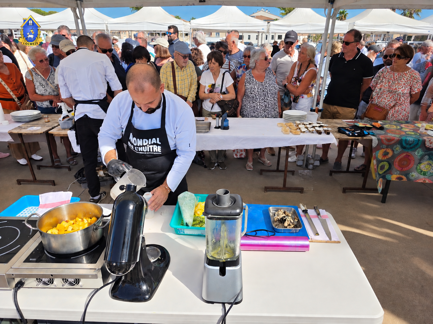 Chef préparant sa recette au Mondial de l’Huître à Mèze