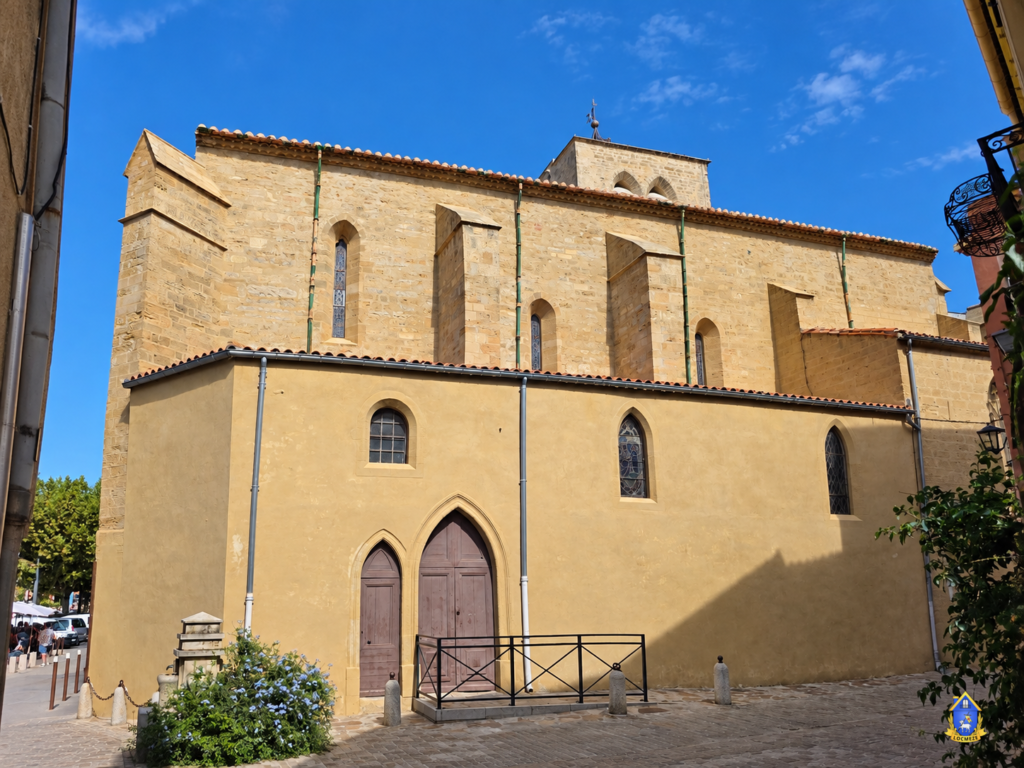Façade latérale et contreforts de l’église Saint-Hilaire à Mèze