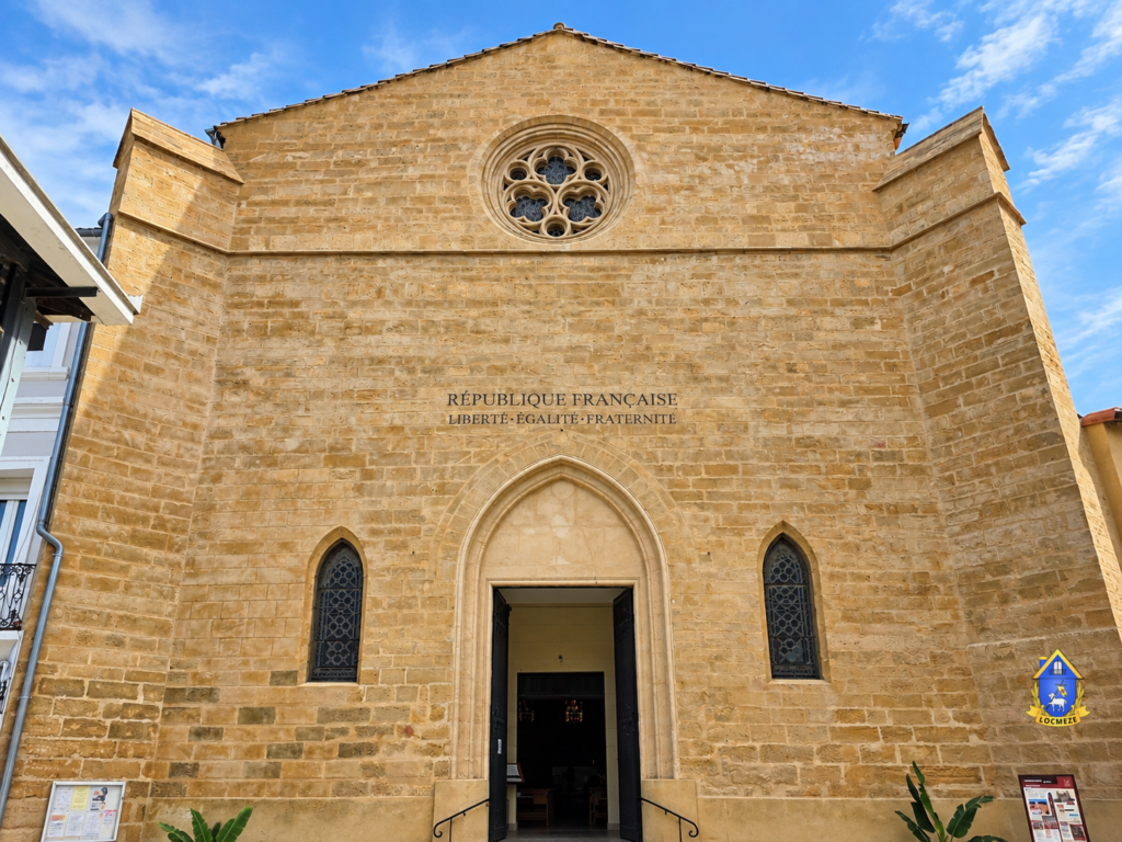 Façade de l’église Saint-Hilaire à Mèze avec sa rosace et son portail