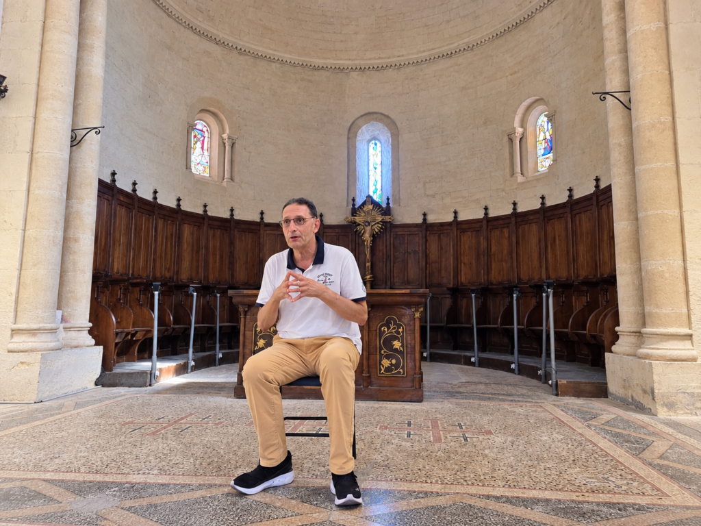 Guy Bastide lors d’une visite commentée de la chapelle des Pénitents à Mèze