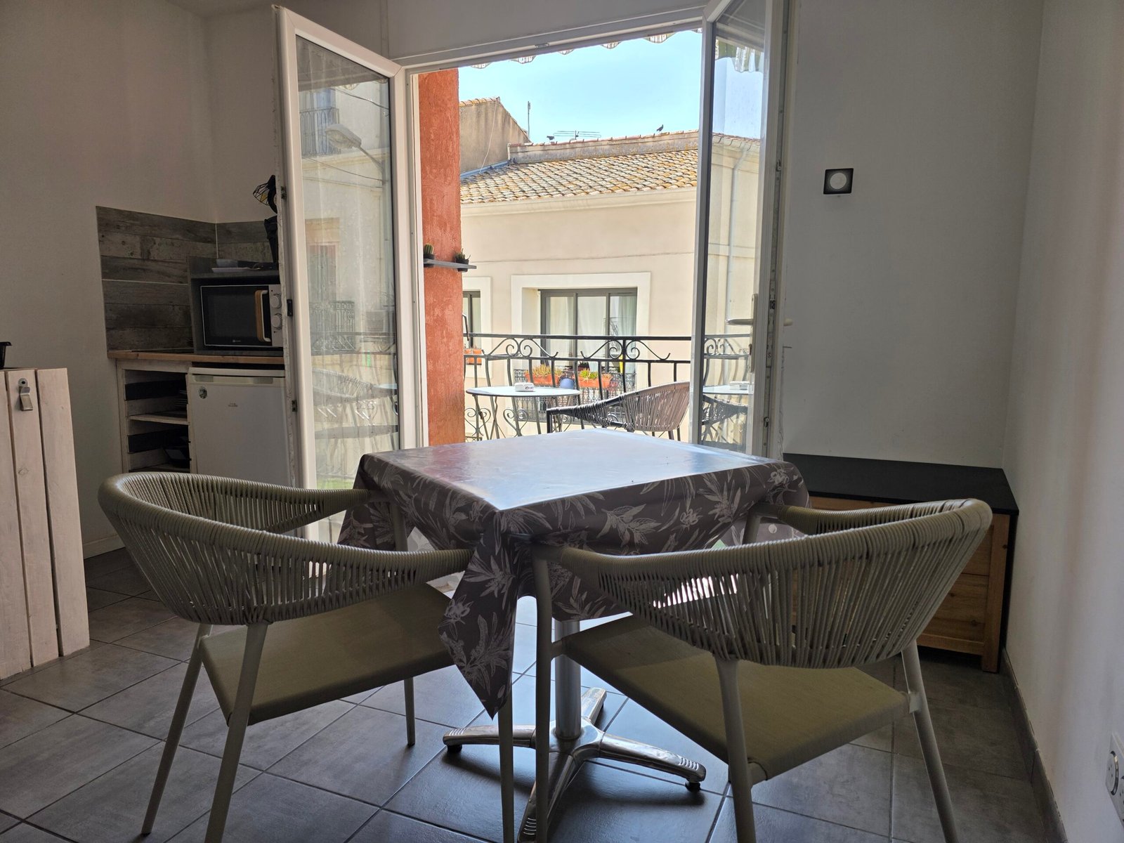 Coin repas du studio LOCMEZE à Mèze