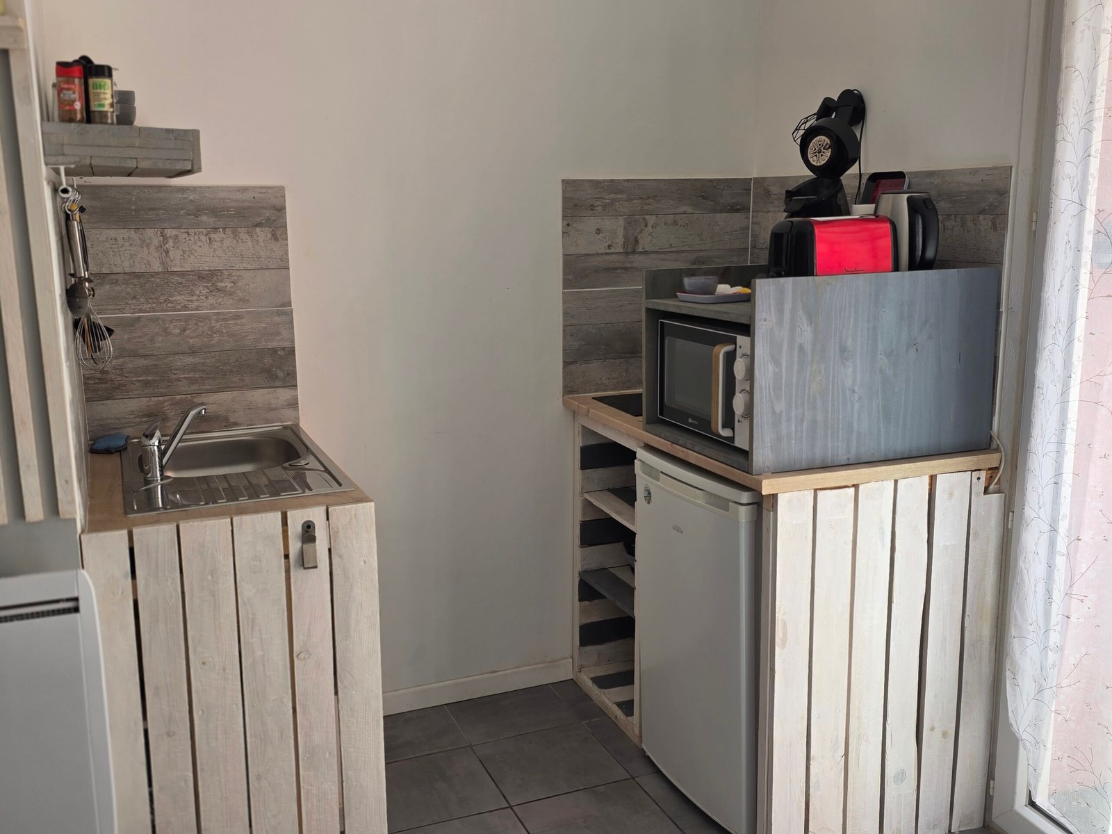 Kitchenette équipée du studio à Mèze