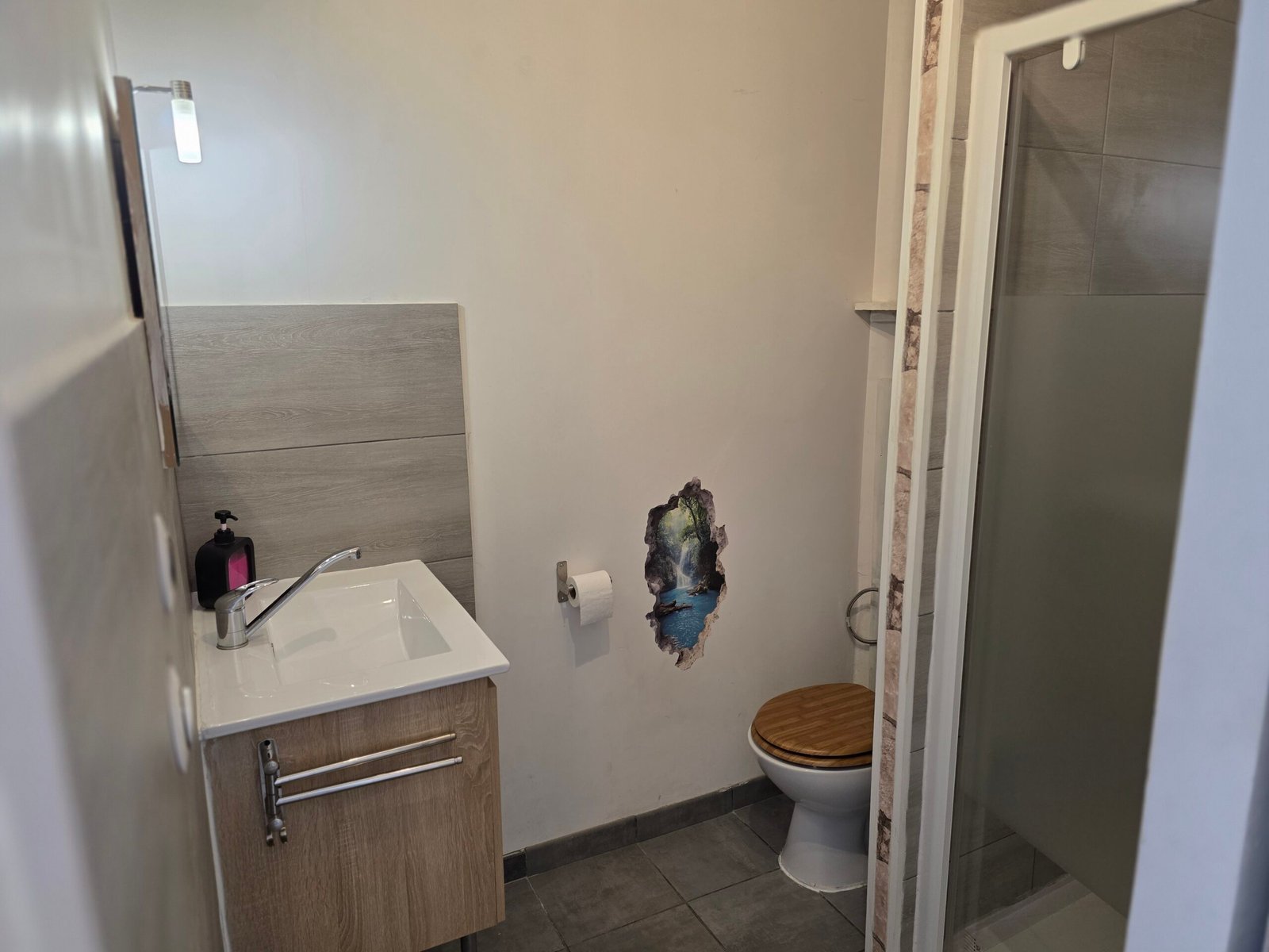 Salle de bain avec douche du studio LOCMEZE à Mèze