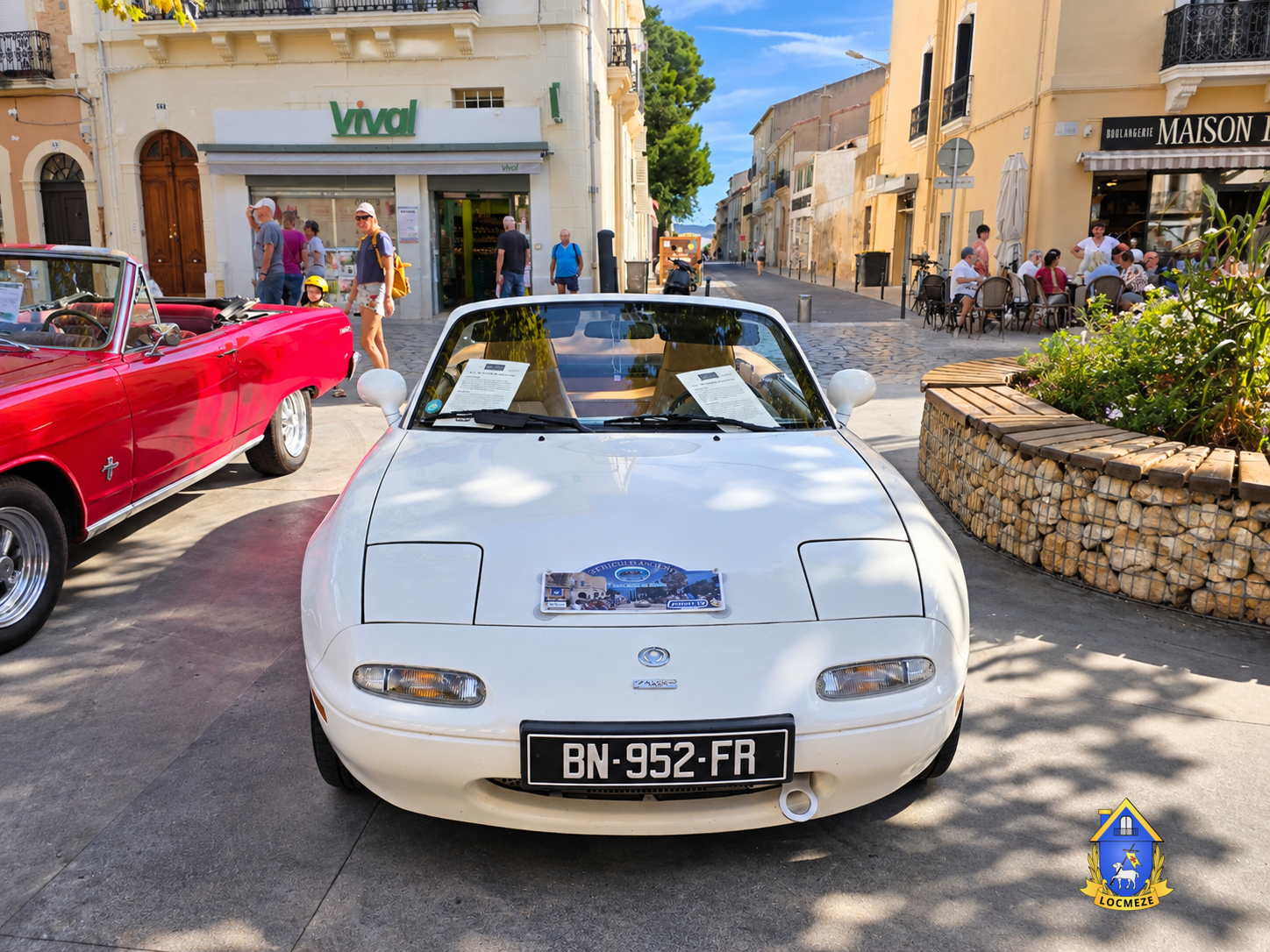 Mazda MX-5 NA blanche exposée à Mèze lors des Journées du Patrimoine