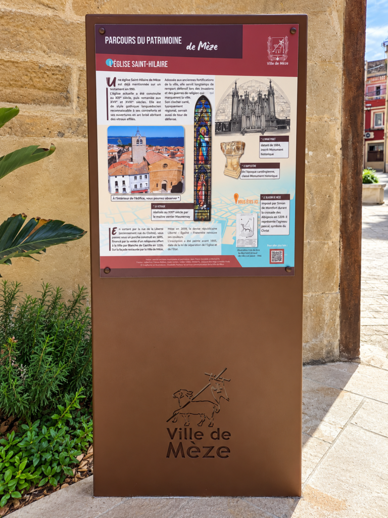 Panneau du parcours patrimoine de Mèze devant l’église Saint-Hilaire