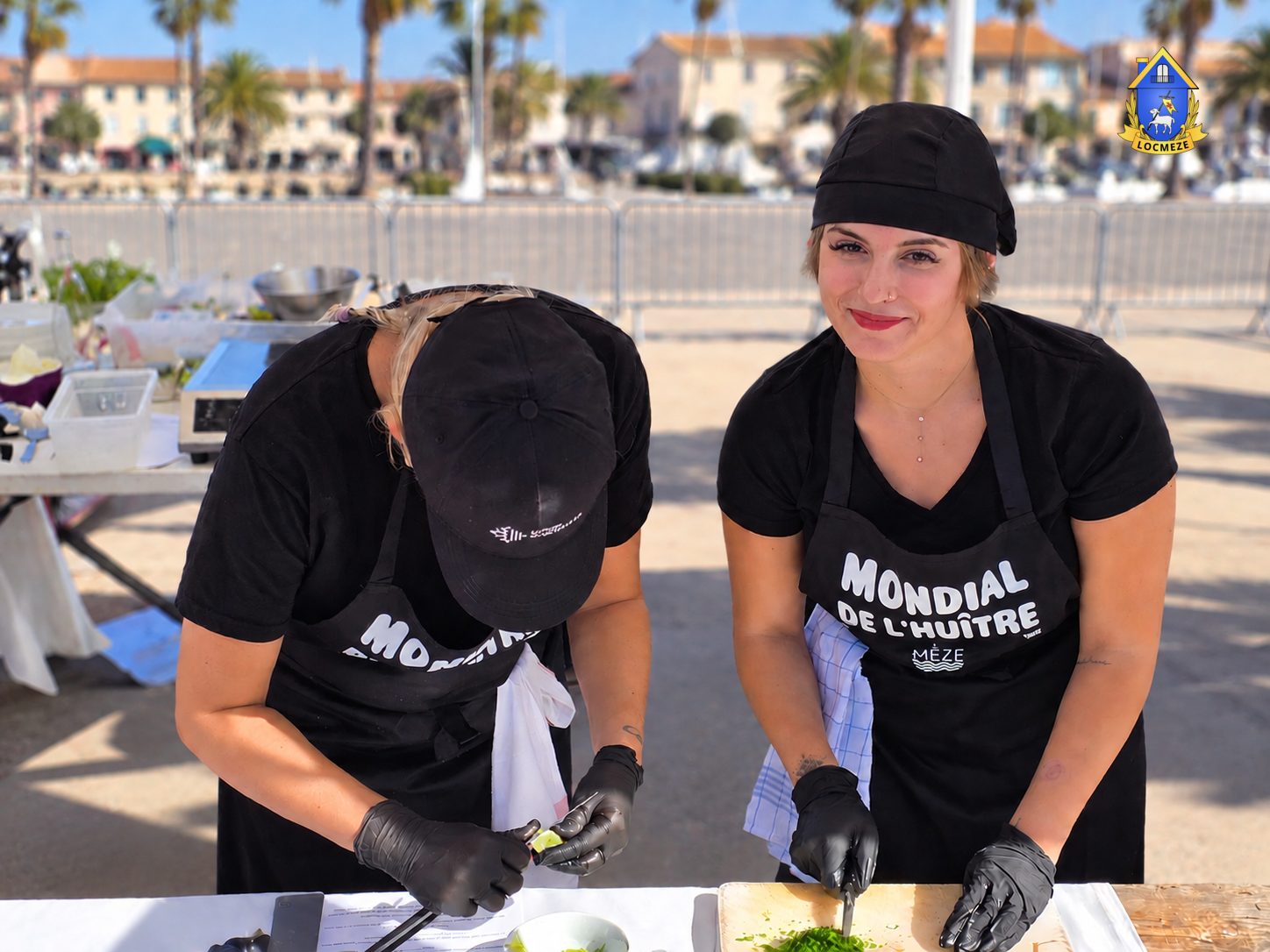 Deux participantes préparent leur recette au Mondial de l’Huître à Mèze
