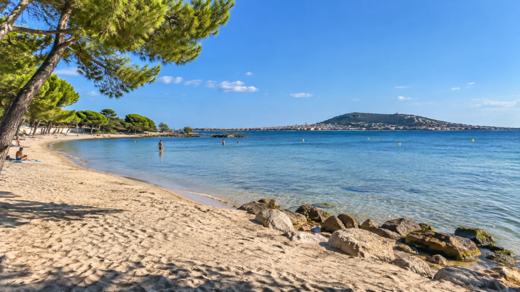 Plages de Mèze : plage du Taurus au bord de l’étang de Thau