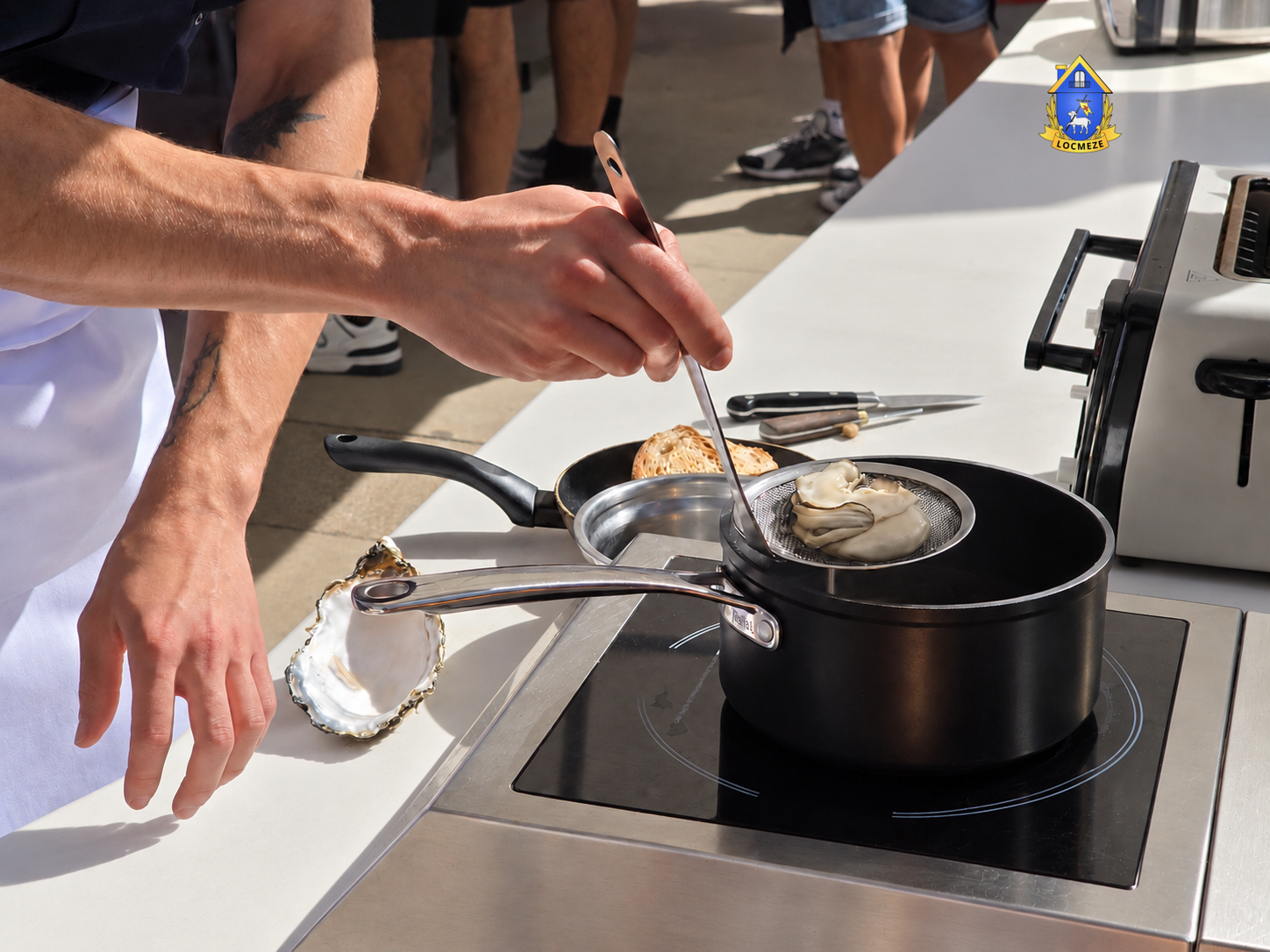 Cuisson d’une huître au Mondial de l’Huître à Mèze