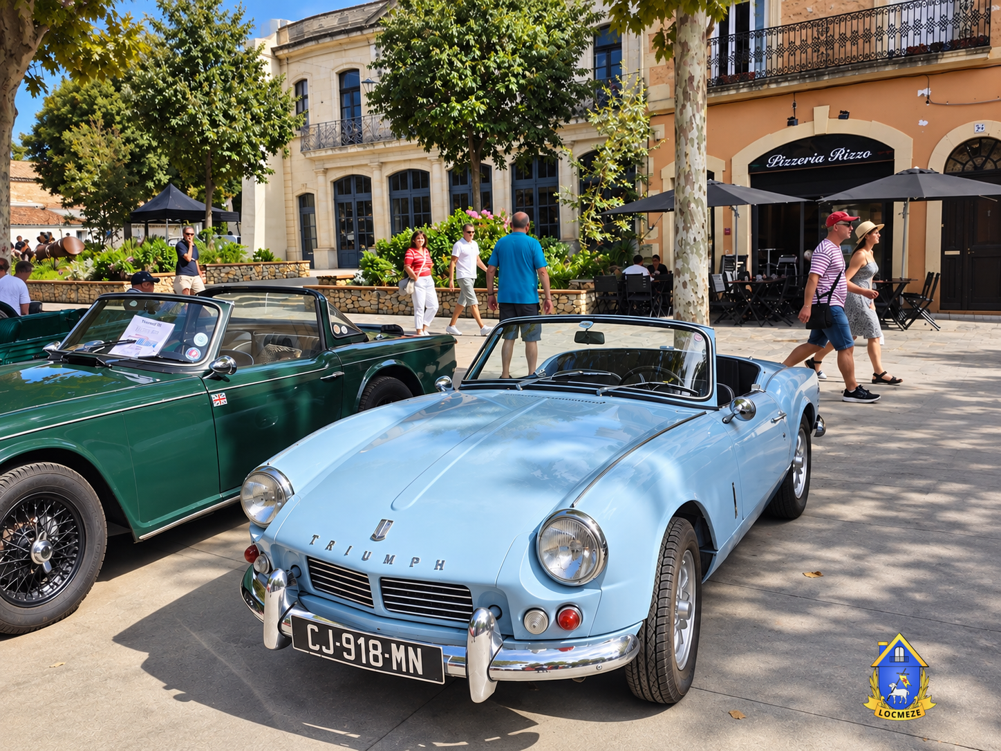 Triumph ancienne bleu clair exposée lors d’un rassemblement de véhicules anciens à Mèze