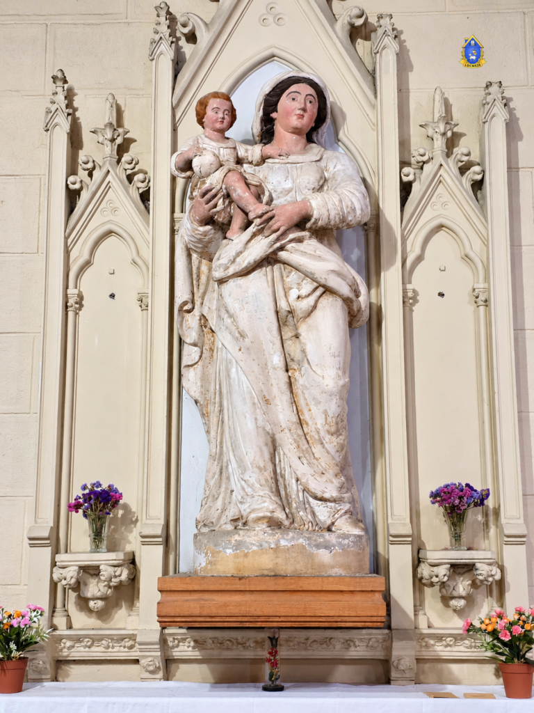Statue de la Vierge à l’Enfant dans l’église Saint-Hilaire à Mèze