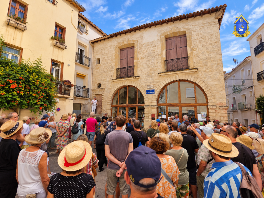 Visite théâtralisée du parcours patrimoine de Mèze devant la maison consulaire