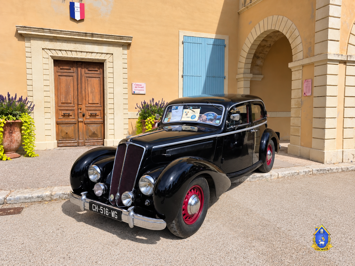 Voiture ancienne exposée au Château de Girard à Mèze lors des Journées du Patrimoine