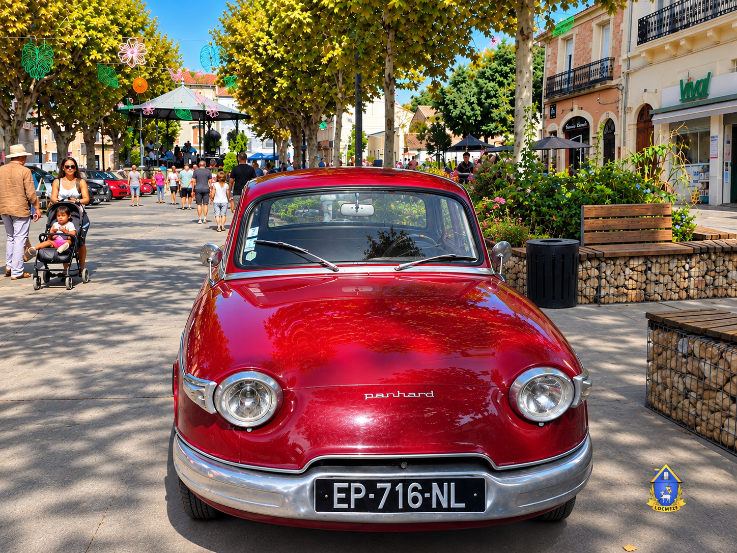 Panhard ancienne rouge exposée dans le centre-ville de Mèze