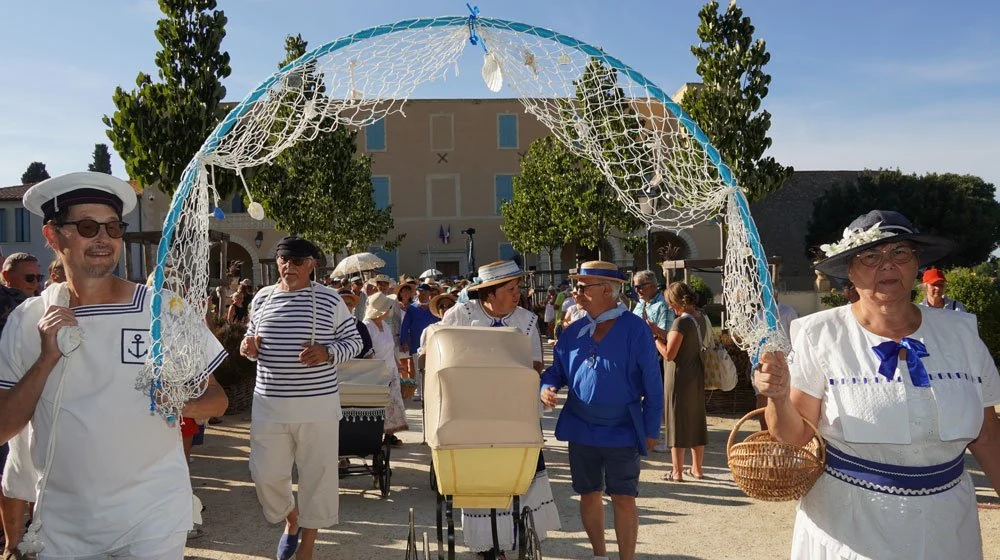 Participants en costumes traditionnels lors de la fête du Bouletchou à Mèze