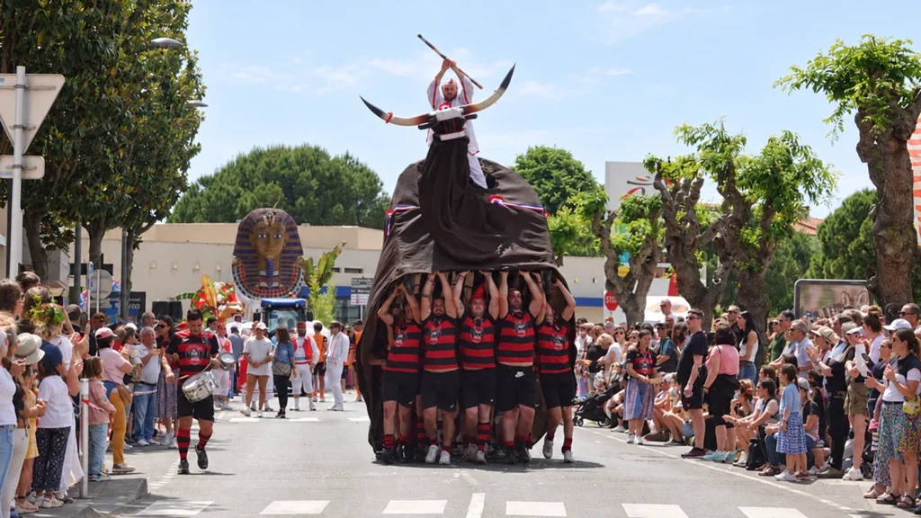 Bœuf de Mèze porté pendant la cavalcade du Corso devant le public