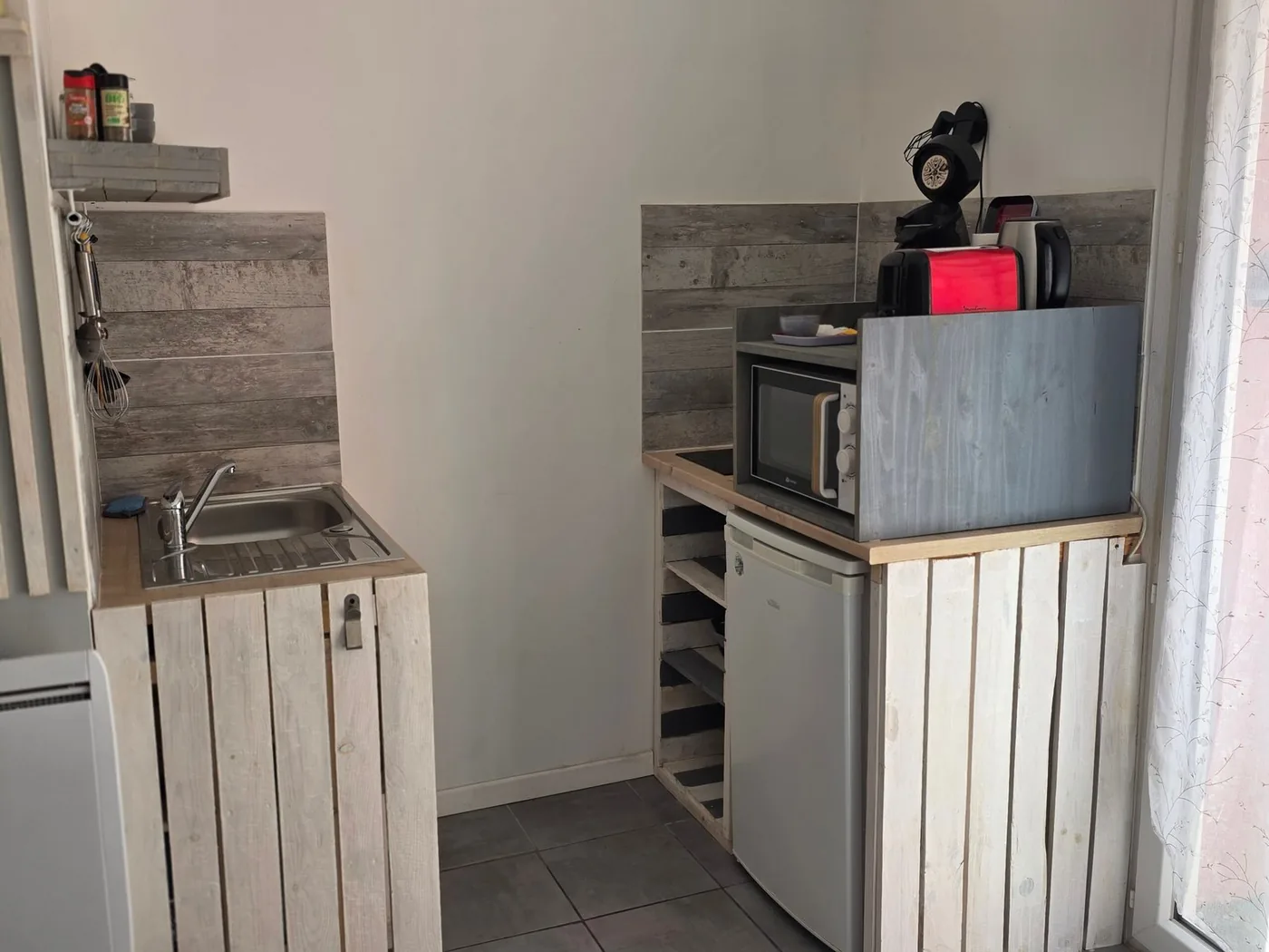 Kitchenette équipée du studio LOCMEZE à Mèze