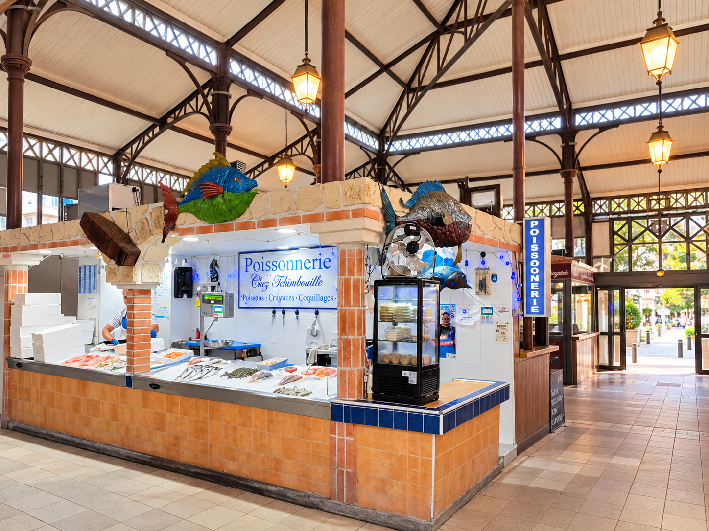 Poissonnerie Chez Tchimbouille à l’intérieur des Halles de Mèze