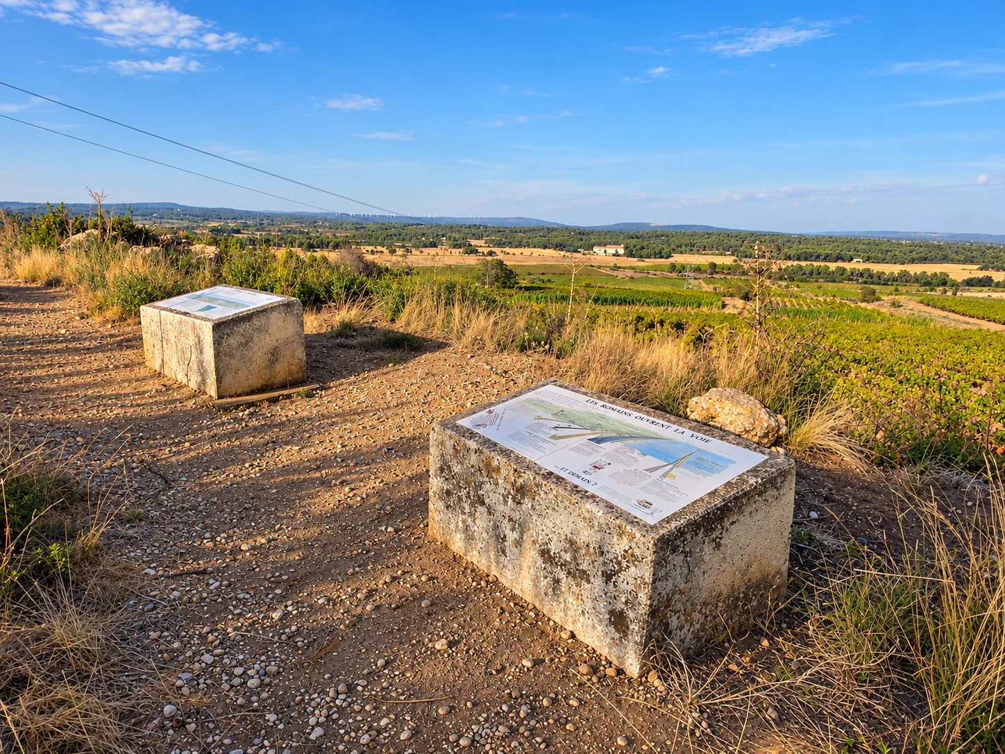 Tables d’interprétation de la Via Domitia dans les vignes près de Mèze