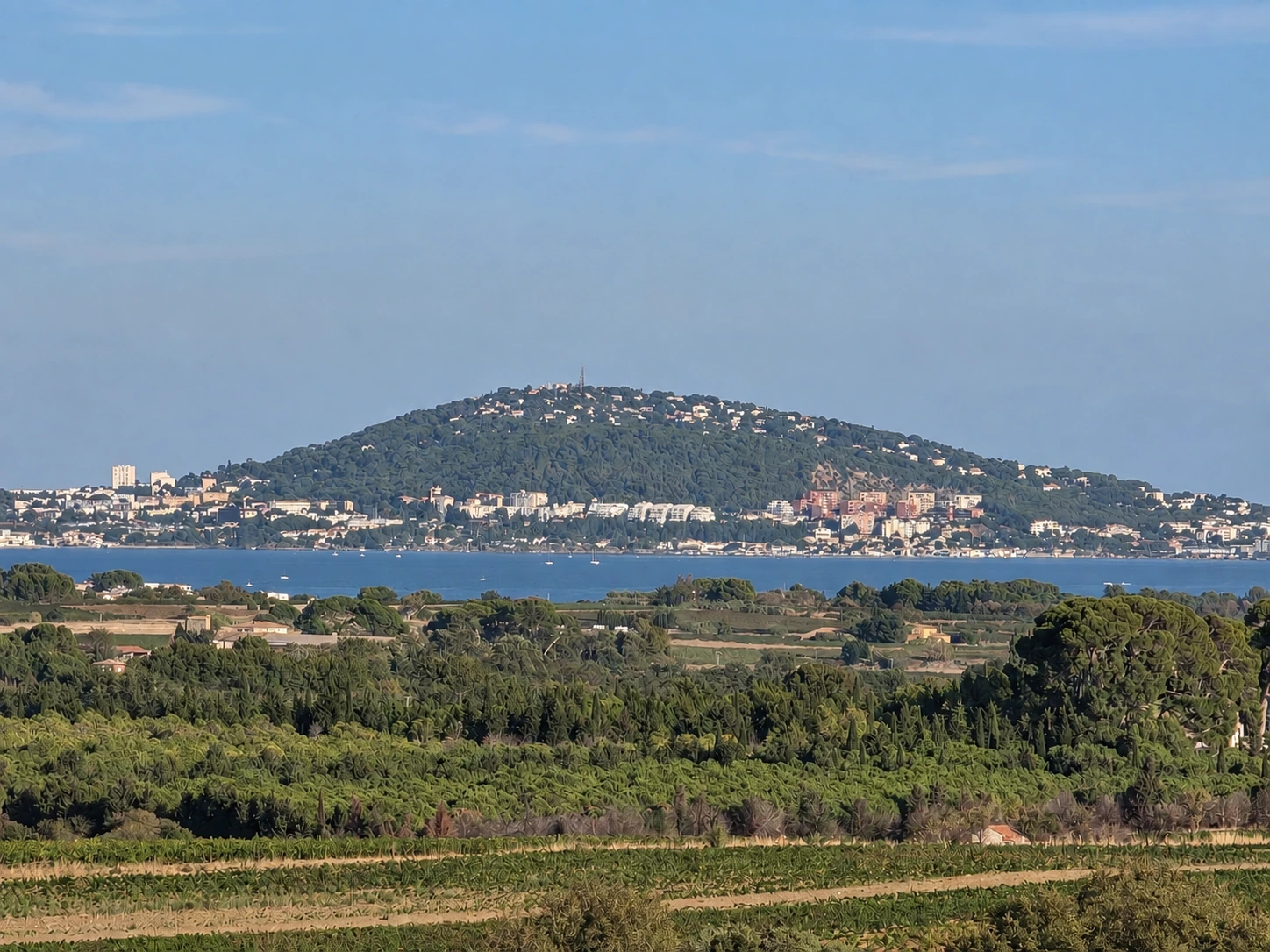 Vue sur Sète et le mont Saint-Clair depuis la Via Domitia près de Mèze